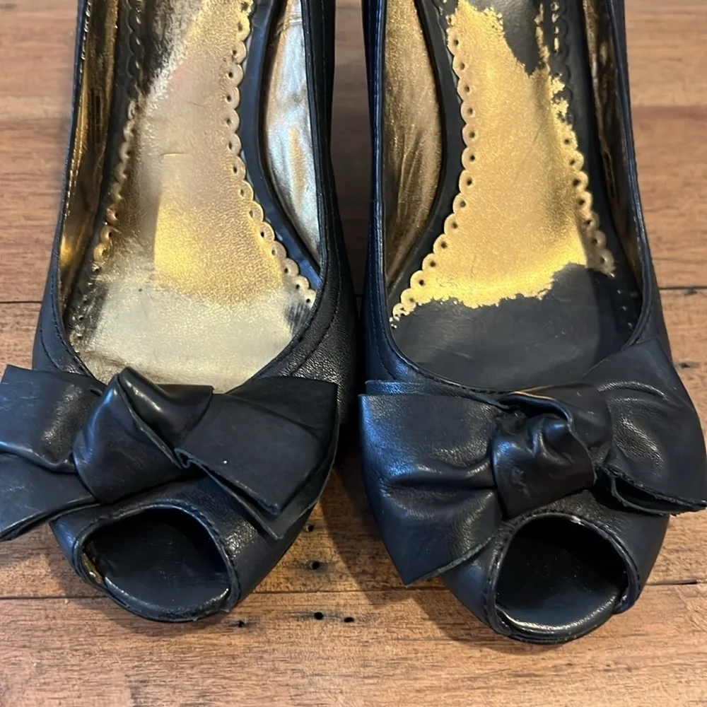 Guess pillow peep toe leather wedge 7.5